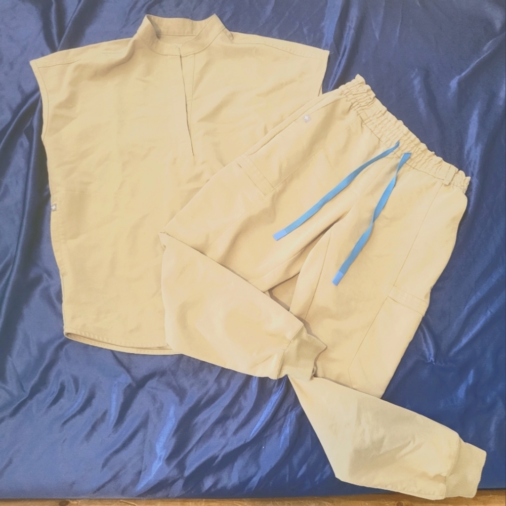 FiGS Beige Rafaela Top & Zamora Joggers Xxs